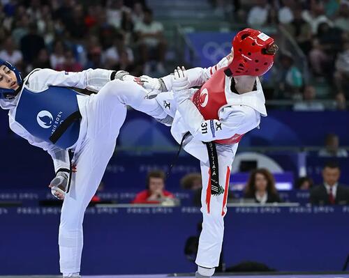 Dwie kobiety walczące taekwondo olimpijskie
