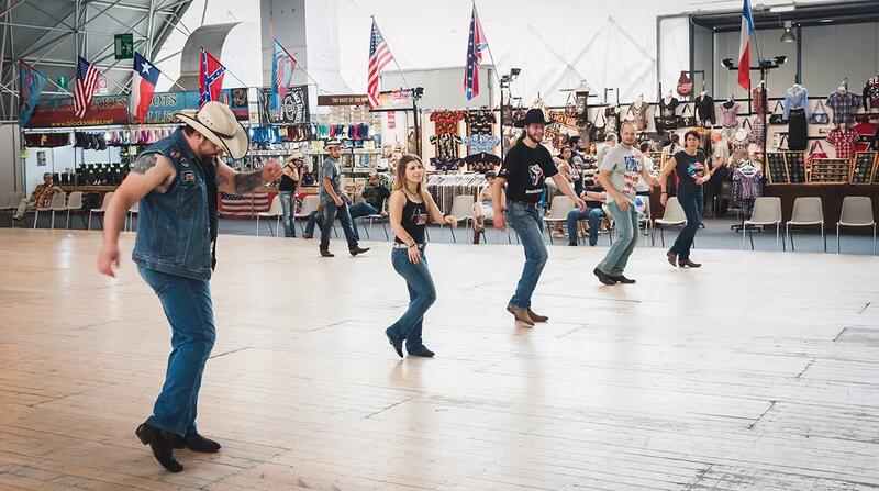 Taniec liniowy (line dance) wywodzący się z country