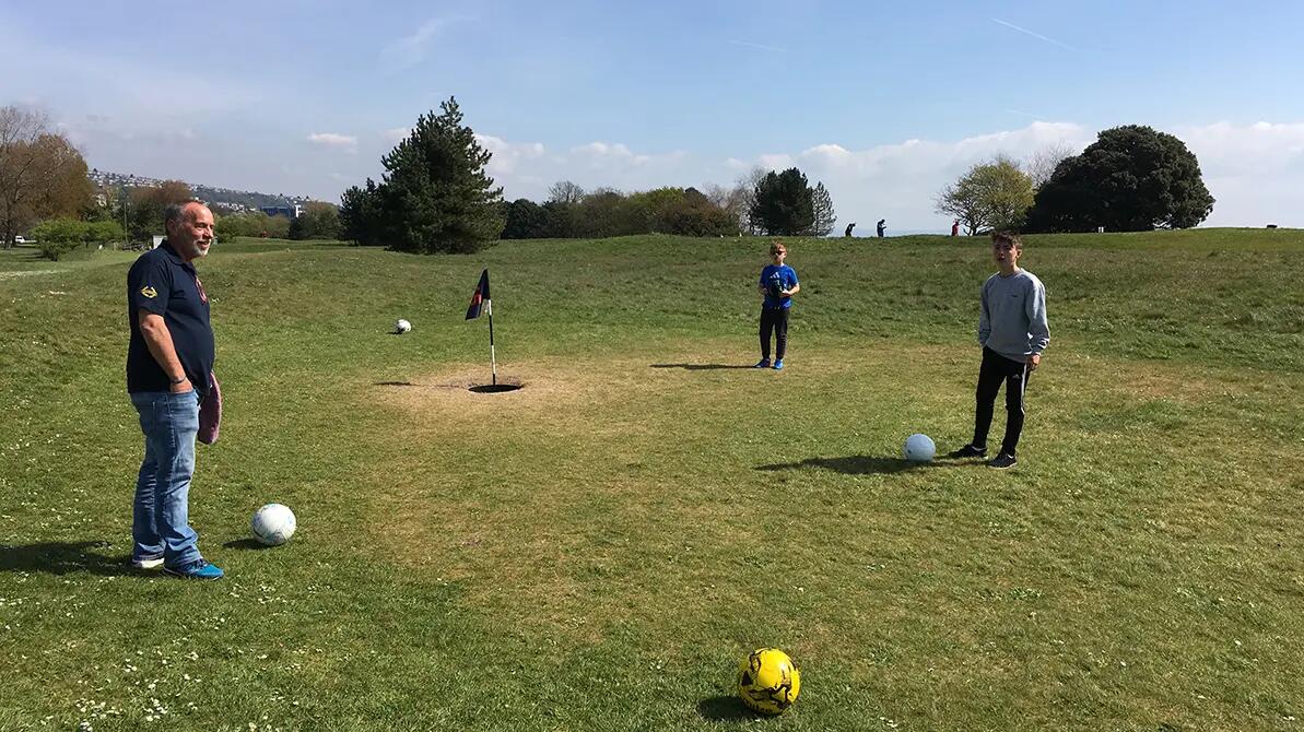 Mężczyźni grający w footgolfa