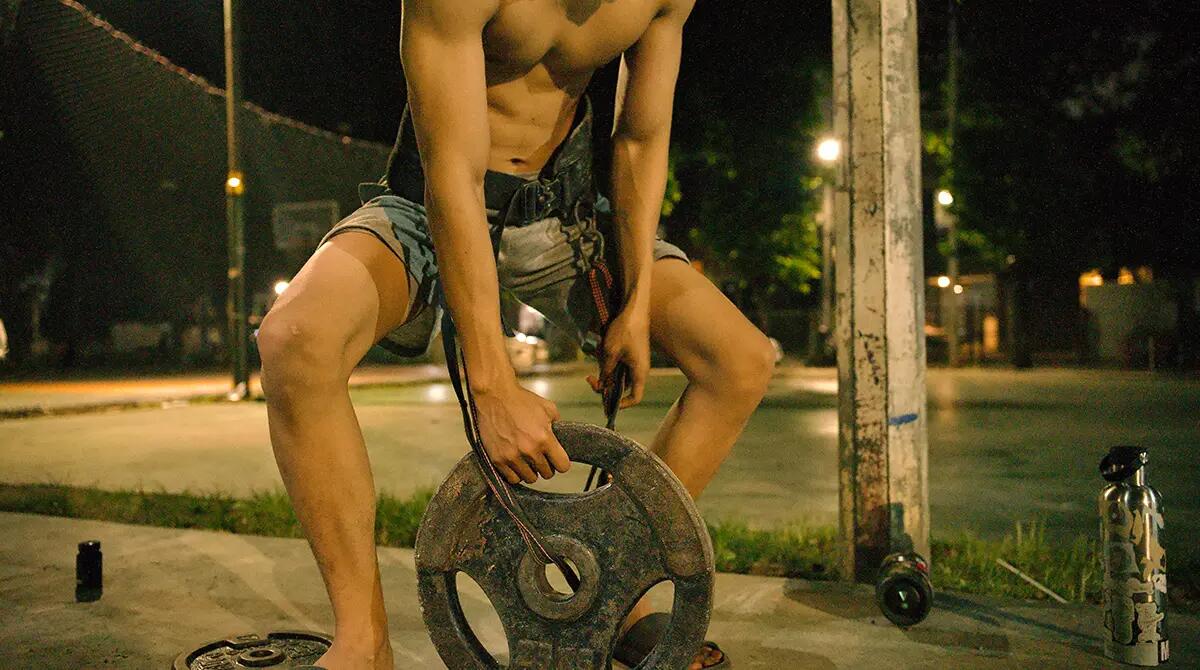 Co to jest street lifting? Street workout z obciążeniem