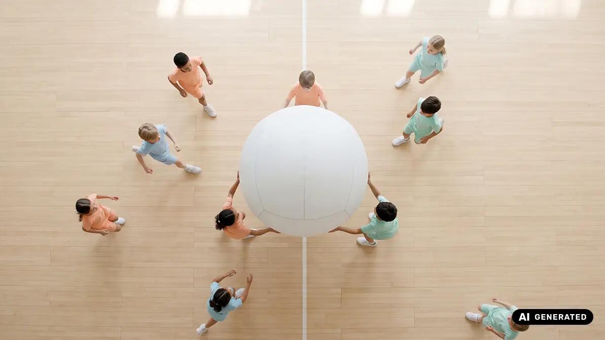 Dzieci grające w kin-ball na sali gimnastycznej