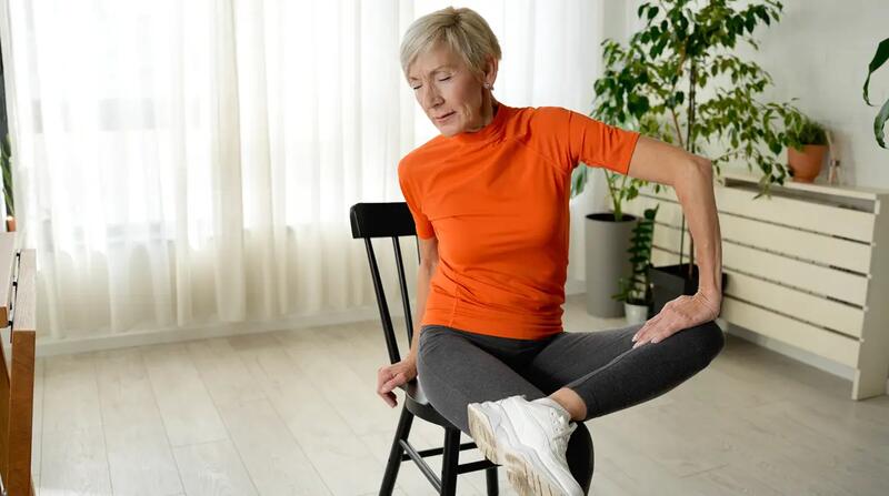 Ćwiczenia dla seniorów na siedząco – trening w pozycji siedzącej