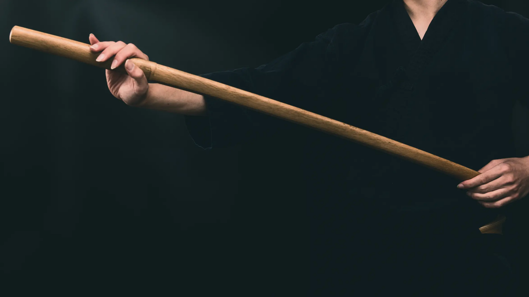 Osoba trzymająca bokken w rękach