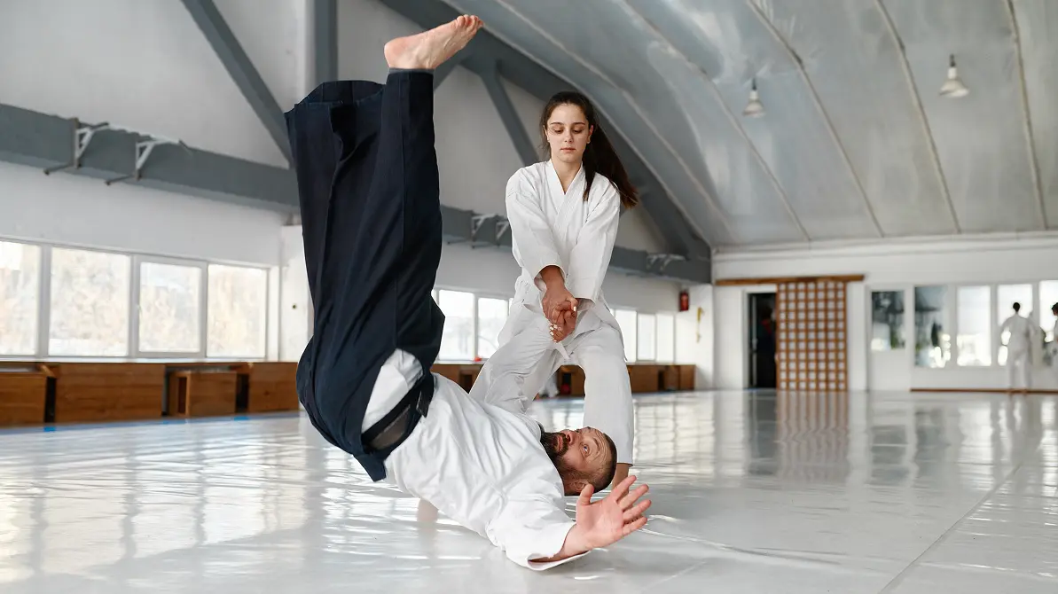 Kobieta i mężczyzna trenujacy aikido