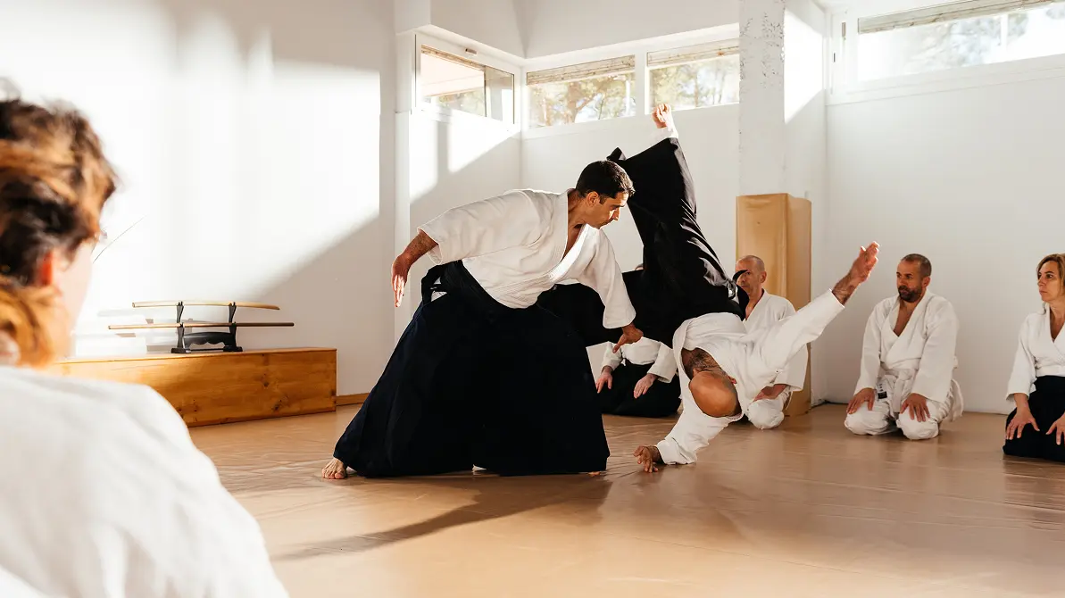 Mężczyźni trenujący aikido