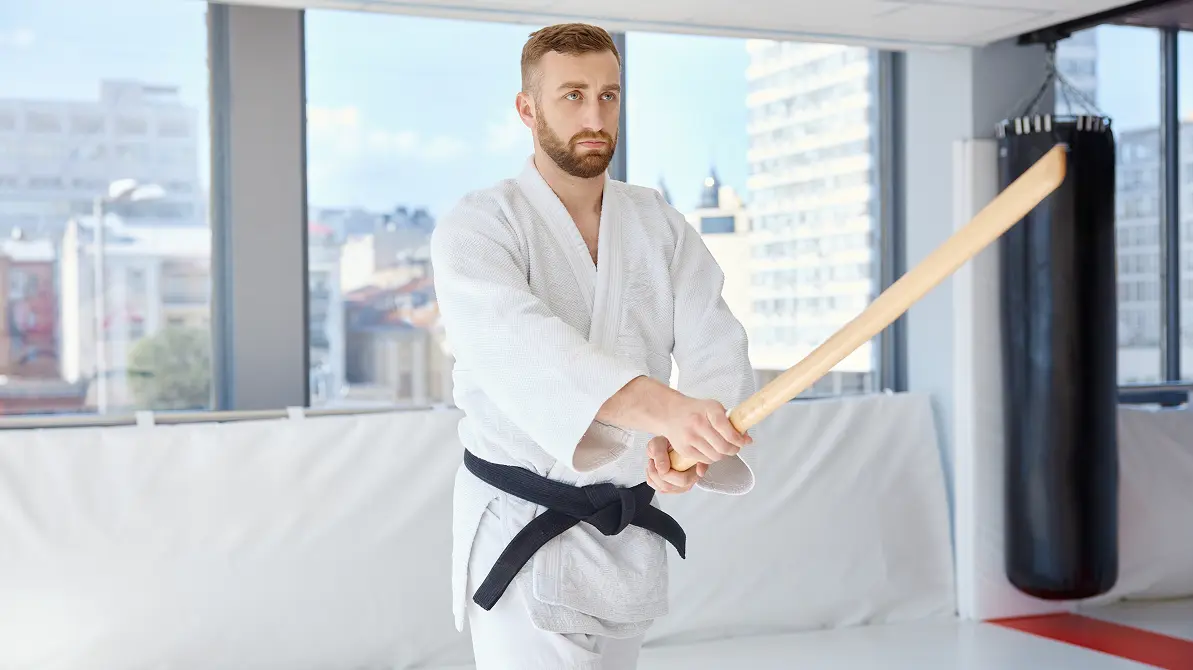 Mężczyzna z bokken w rękach