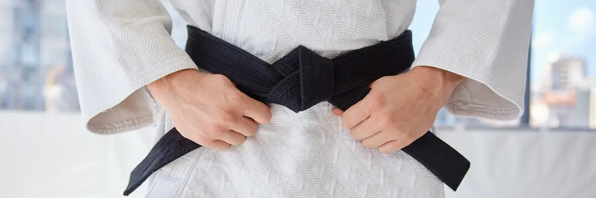 Osoba wiążąca pas aikido
