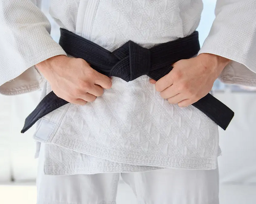 Osoba wiążąca pas aikido
