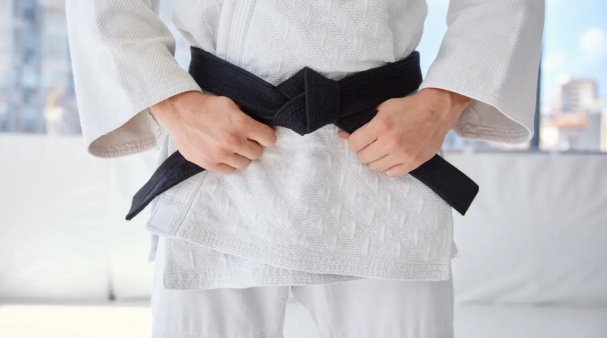 Osoba wiążąca pas aikido