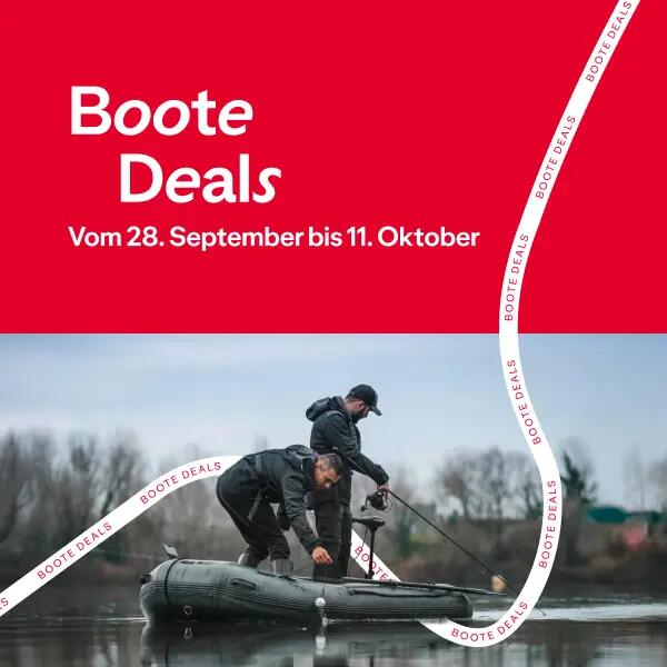 EIn Angler sitzt im Bellyboot auf dem Wasser und angeln. Darüber steht Echolote Deals auf rotem Hintergrund