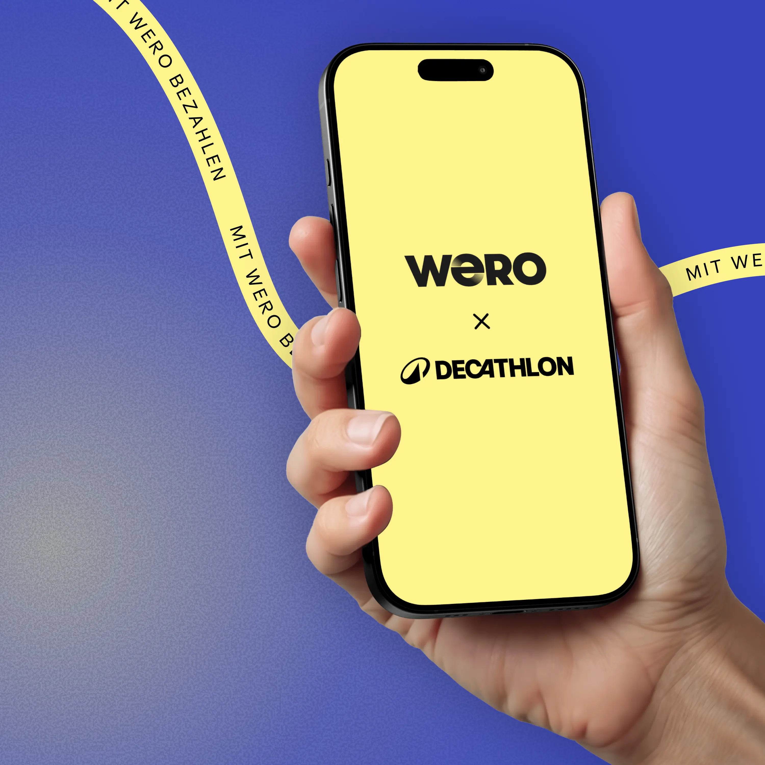 Blauer Hintergrund, darauf ist ein Handy zu sehen auf dem steht: Wero x Decathlon