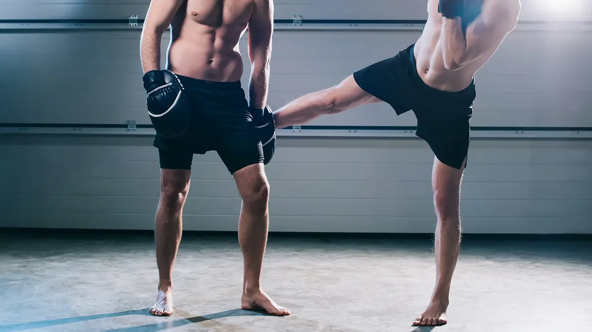 Dwie osoby trenujące low kick