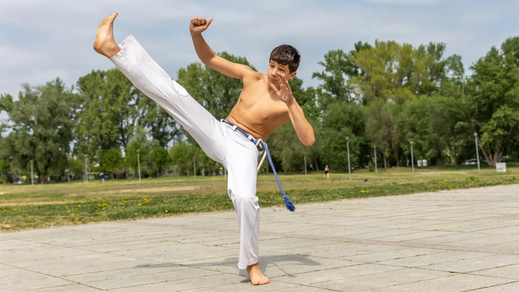 Chłopak trenujący capoeira kick