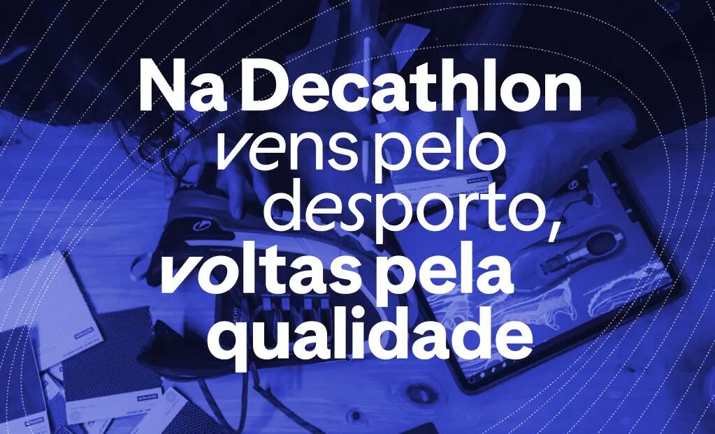 Banner promocional da Decathlon em tons de azul com materiais de calçado desportivo, esboço digital e a frase "Na Decathlon vens pelo desporto, voltas pela qualidade".