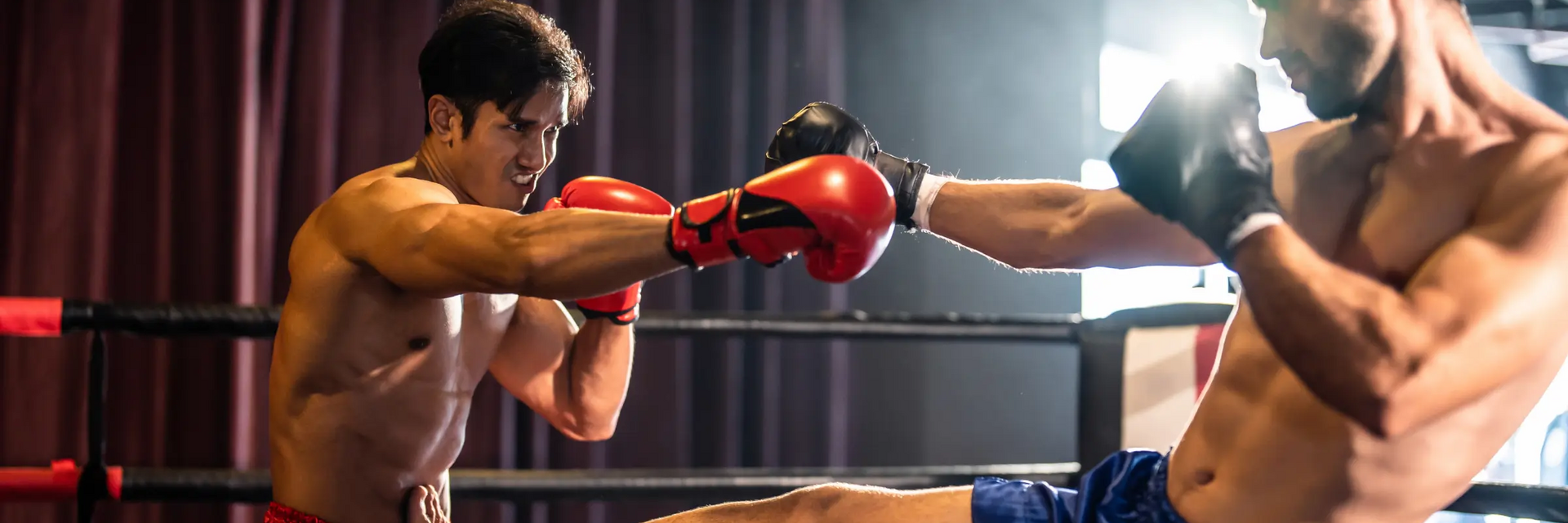 Dwóch mężczyzn w rękawicach trenujących push kick