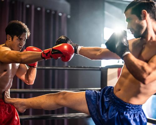 Dwóch mężczyzn w rękawicach trenujących push kick