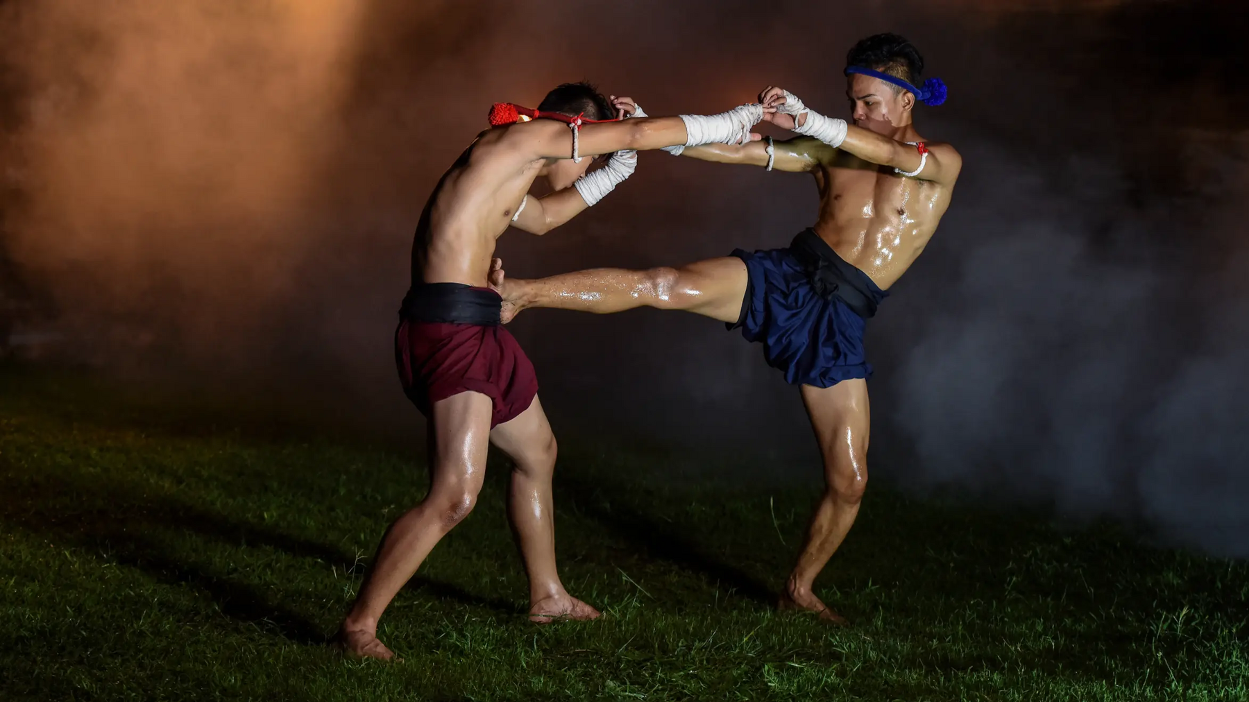 Dwóch mężczyzn trenujących push kick