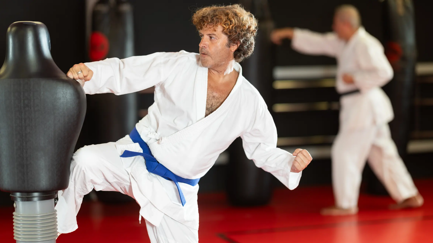 Mężczyzna trenujący middle kick