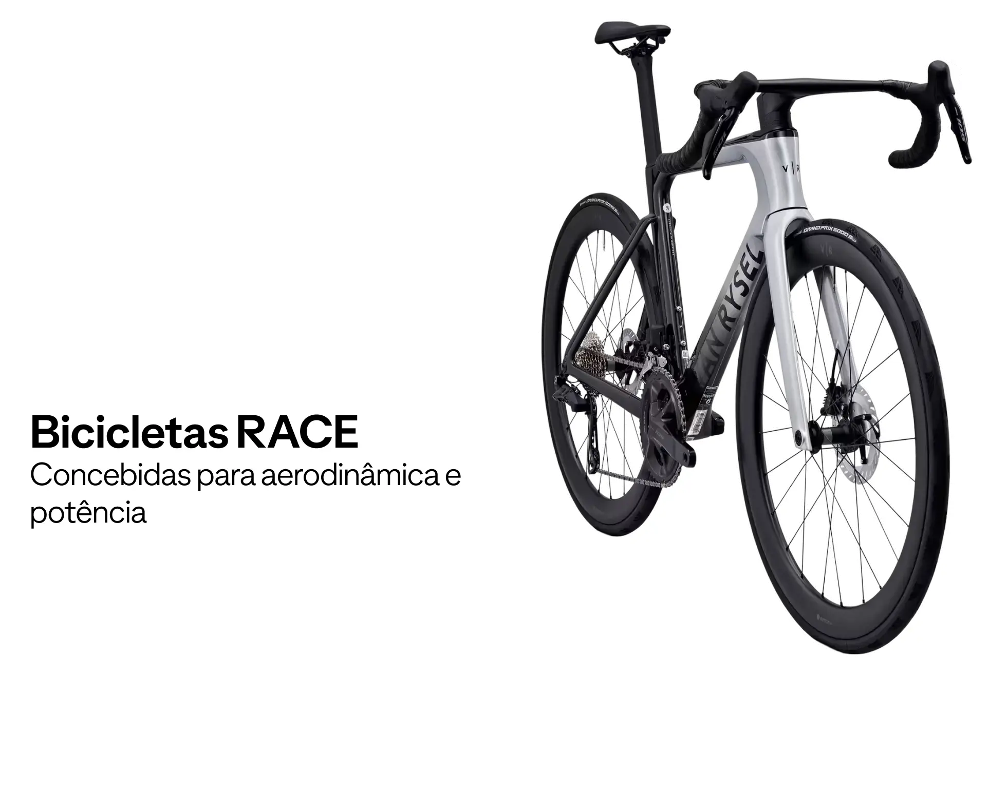 Bicicleta de estrada Van Rysel numa estrada de alcatrão.