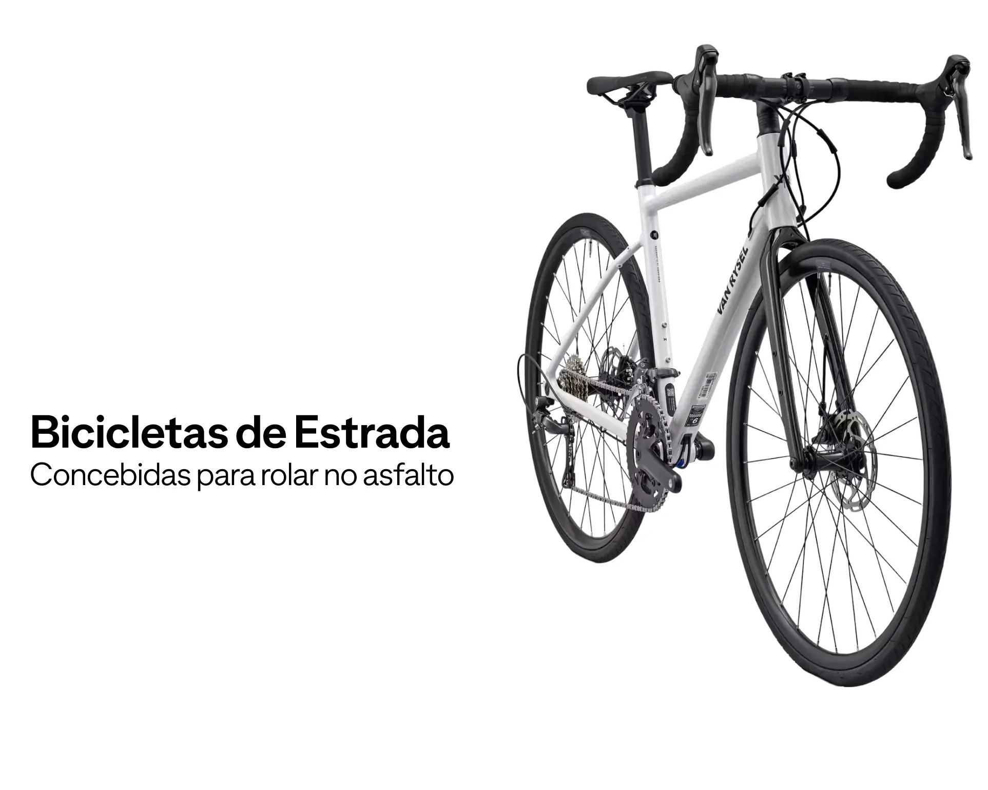 Bicicleta de estrada branca Van Rysel encostada a uma porta de madeira rústica.