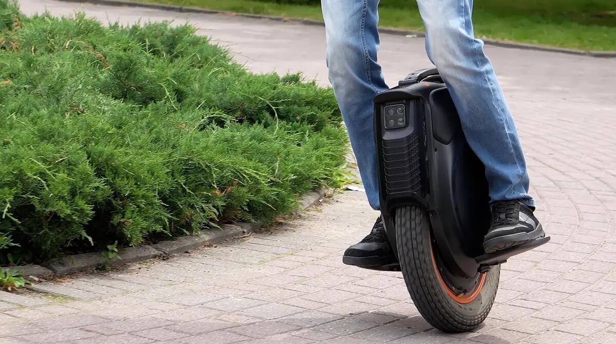 Osoba jadąca na monocyklu