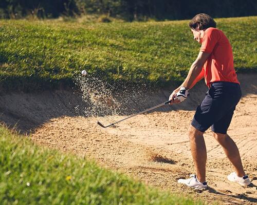 Le golf, équipement, règles, bienfaits : un sport à découvrir !