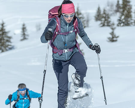 Choosing between boots and shoes for snow hiking: decathlon tips