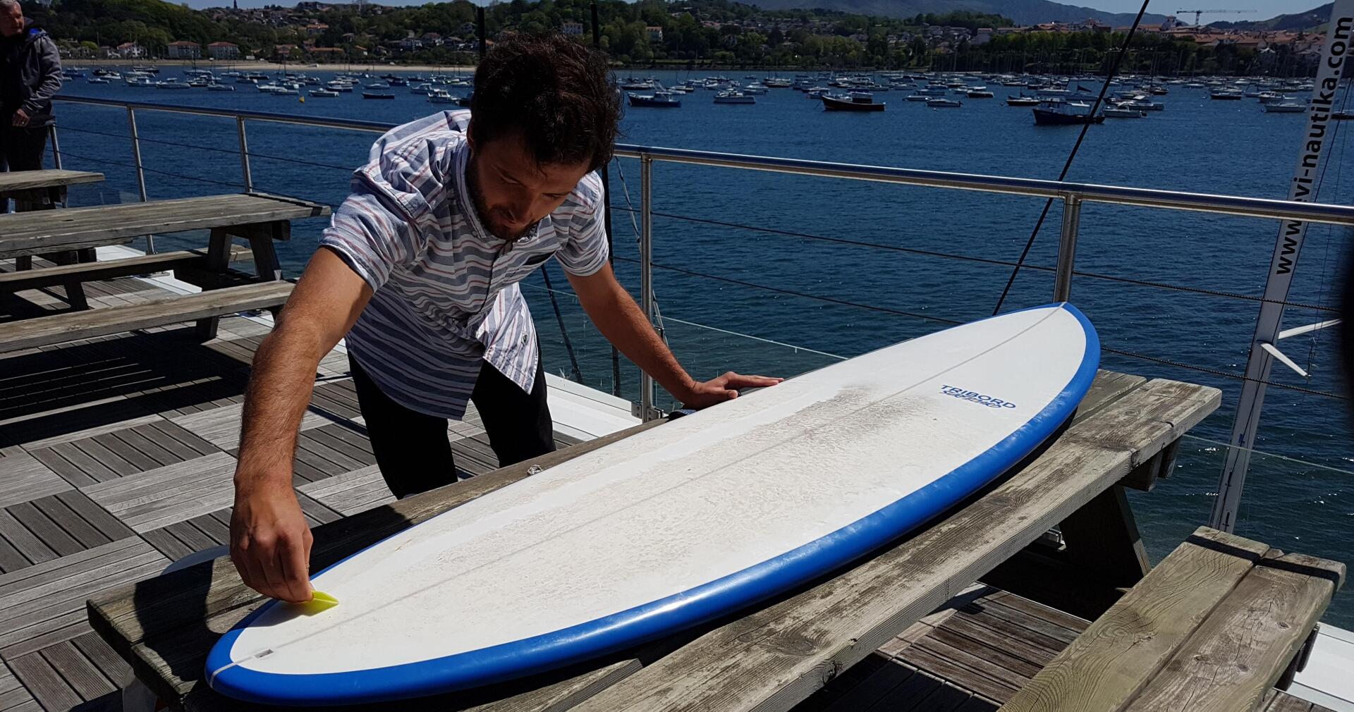 dewaxer sa planche de surf