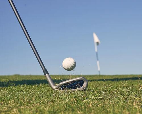 Man playing golf 