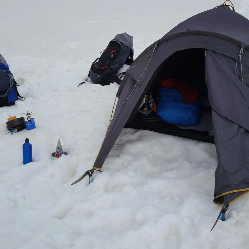 tb-teaser-tent-op-sneeuw-alpinisme