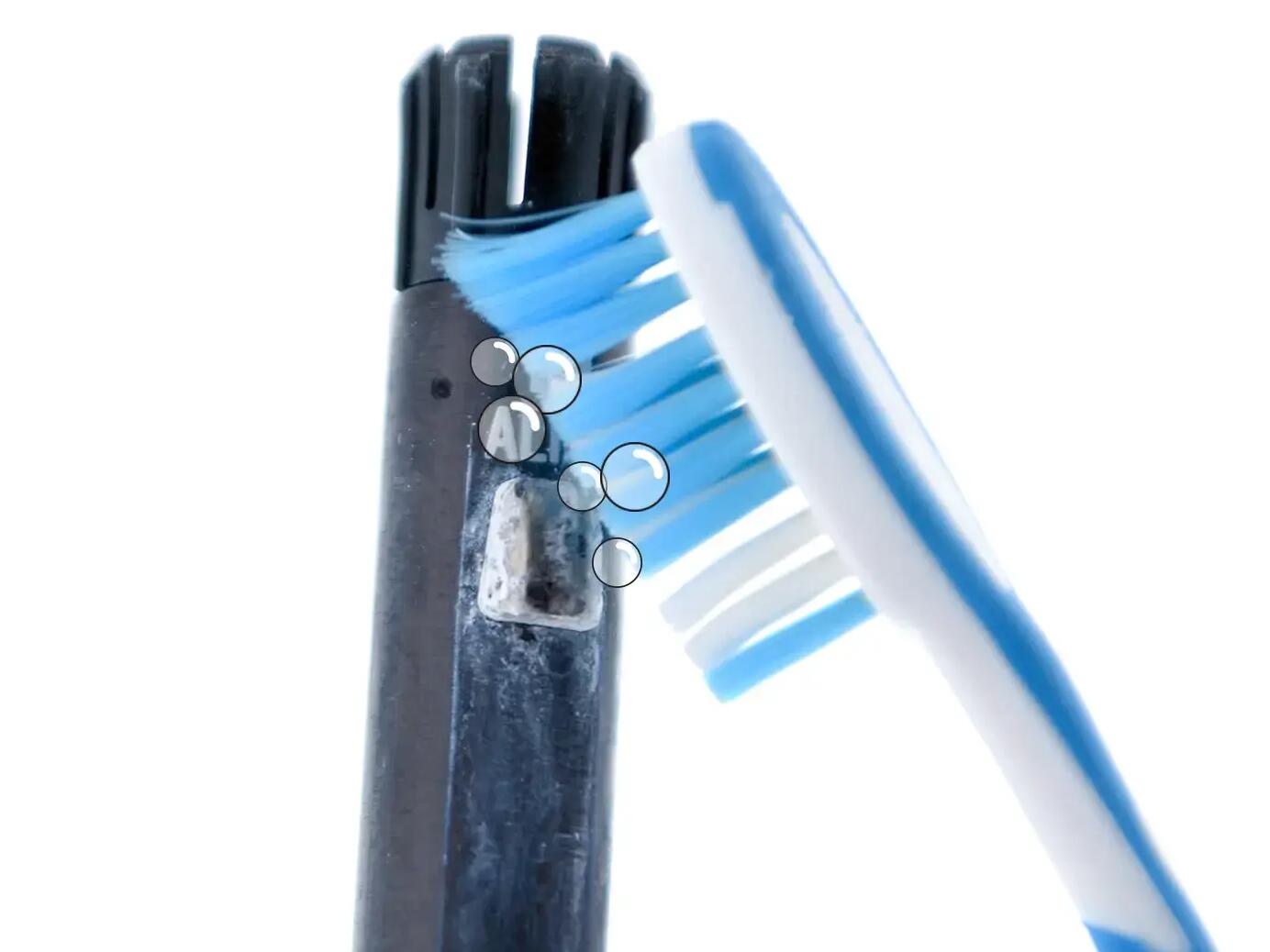 Uno spazzolino da denti usato o uno spazzolino a setole dure