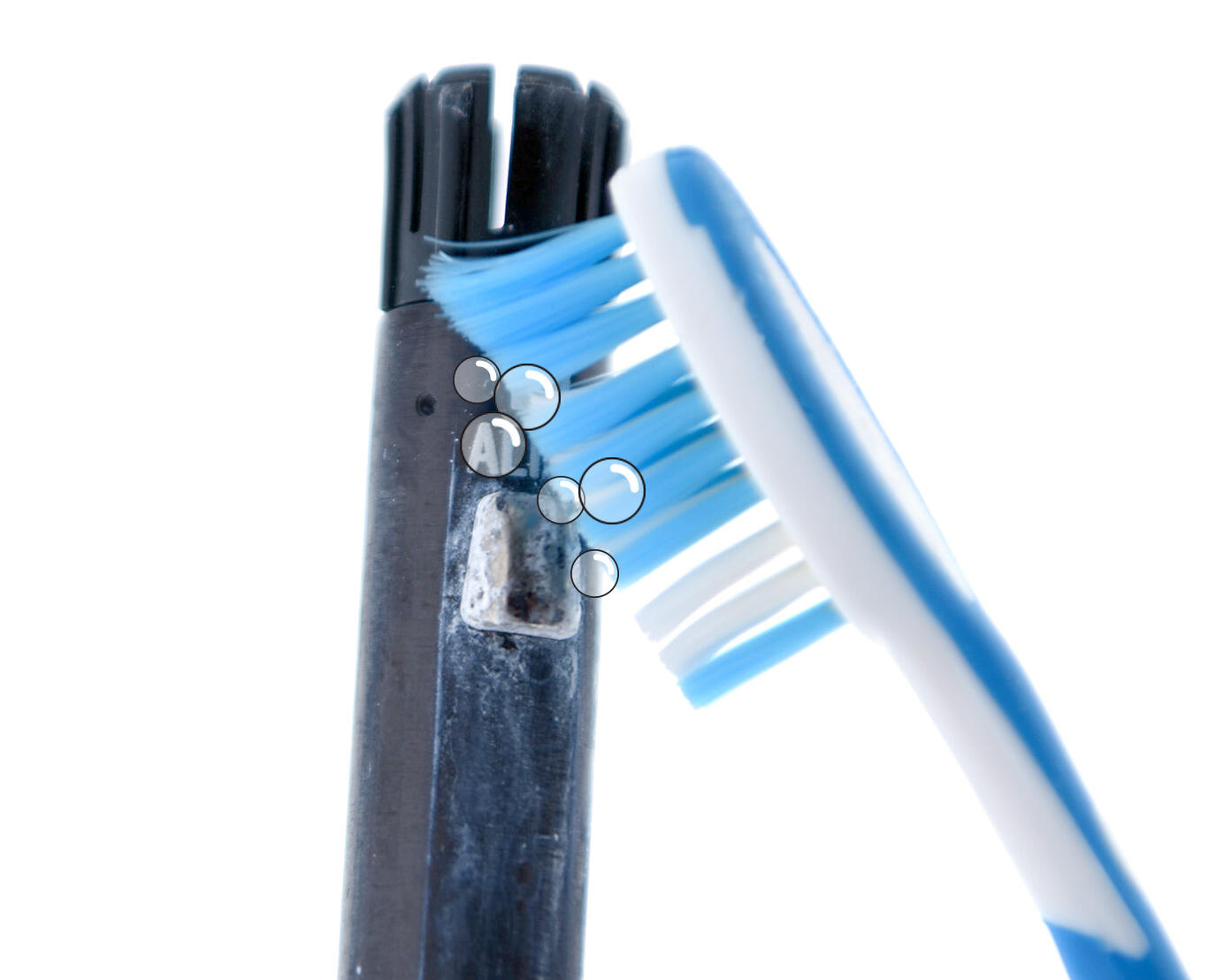 Uno spazzolino da denti usato o uno spazzolino a setole dure