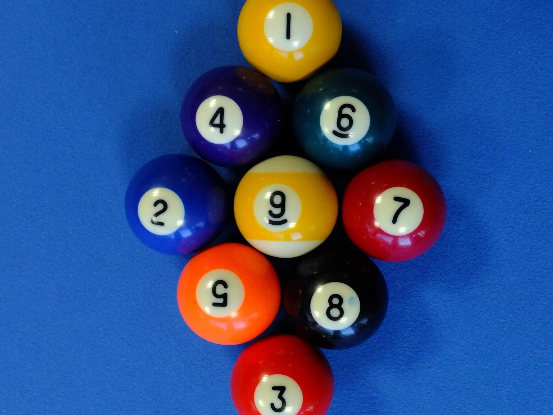 boules numérotées de 1 à 9 placées sur une table