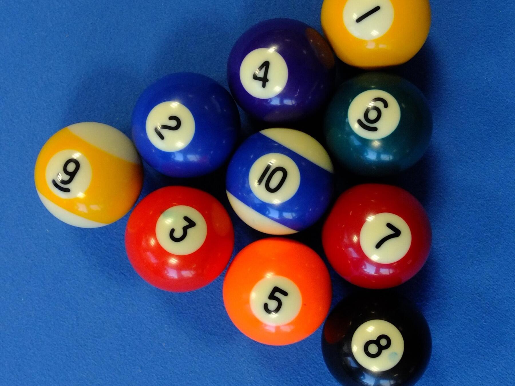  boules numérotées de 1 à 10 sur la table de billard