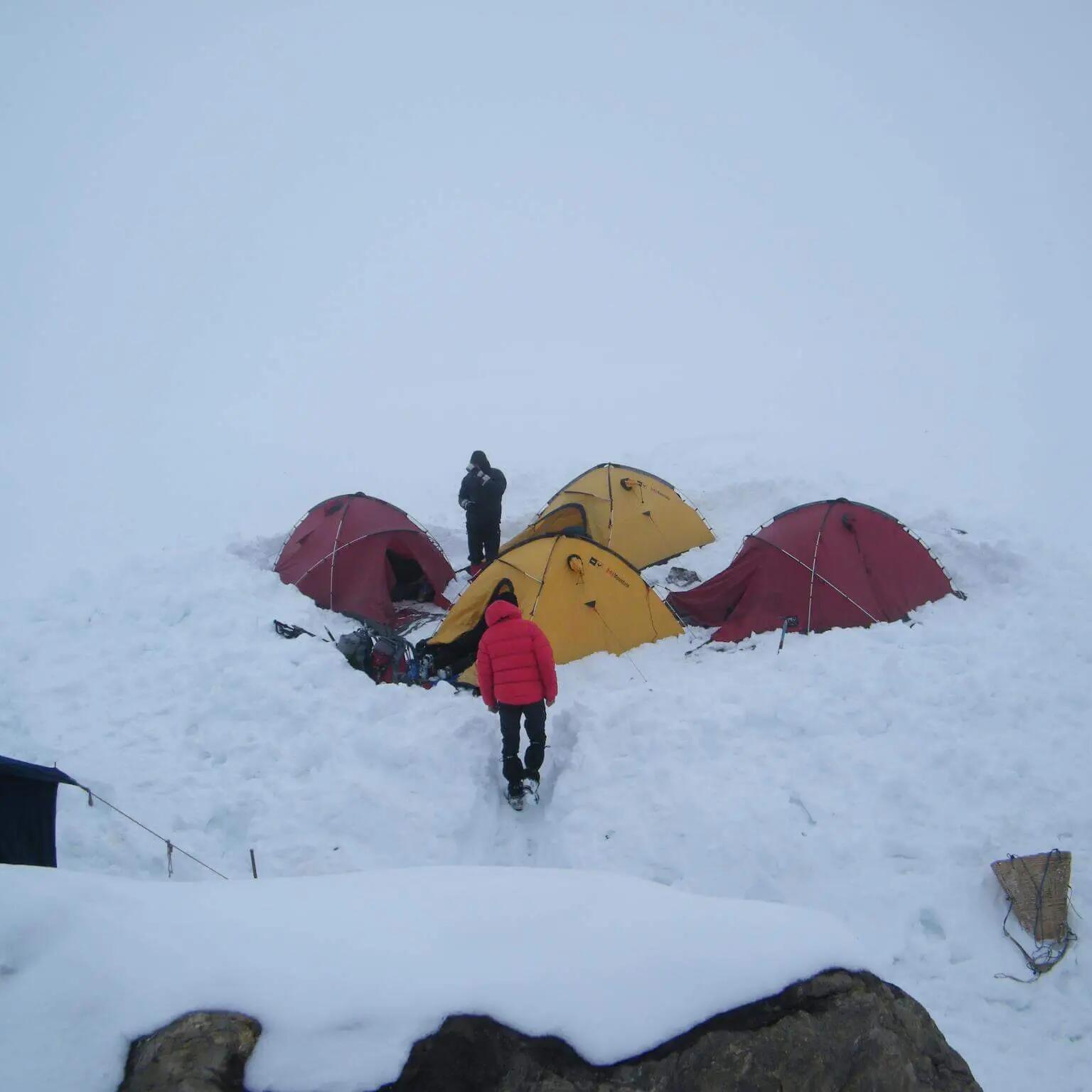 opstellen-tent-sneeuw