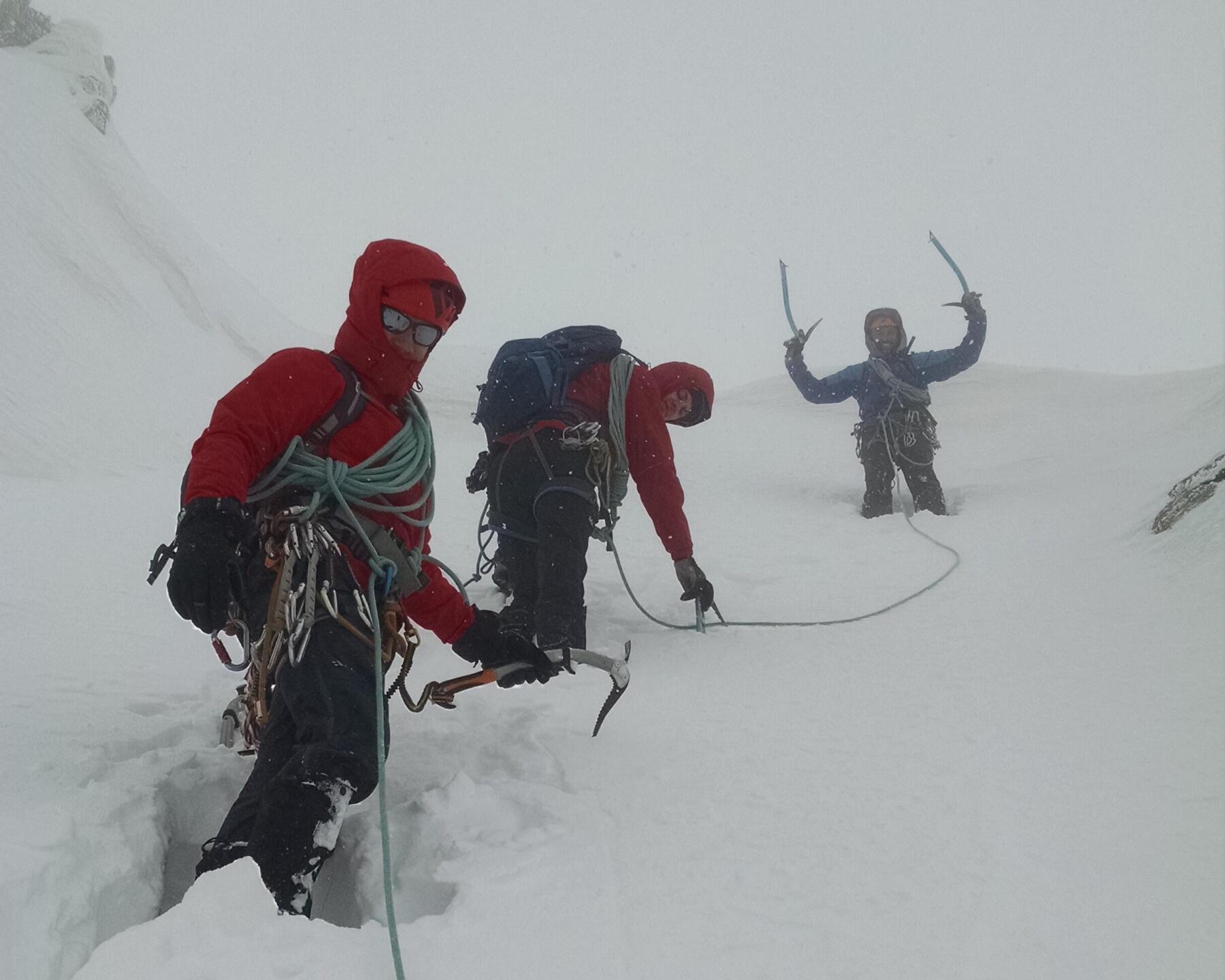 groep-alpinisme-slecht-weer-bergen