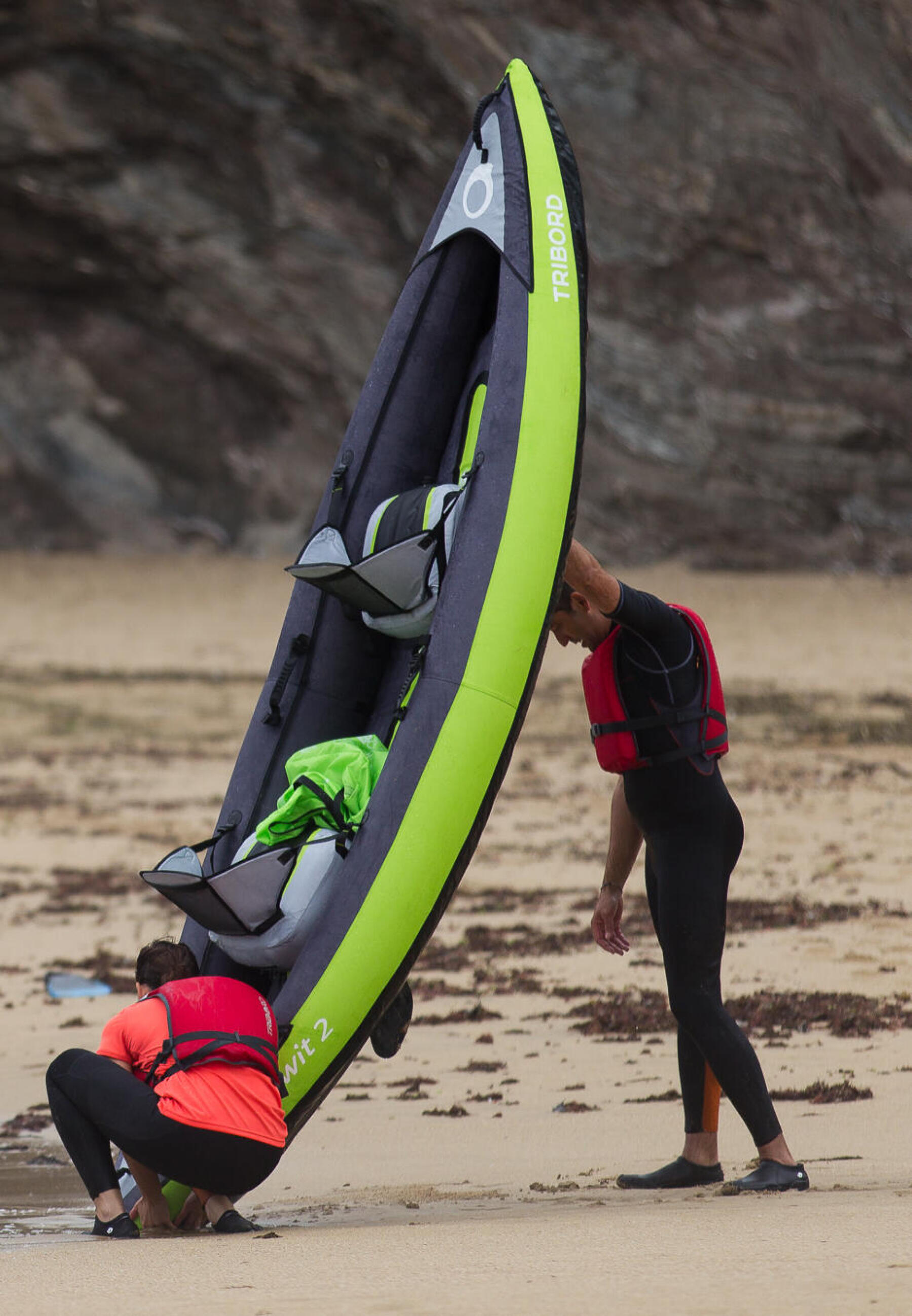 empty-an-inflatable-kayak-itiwit 