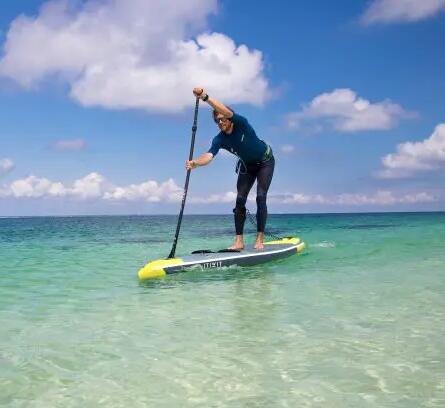 een-leash-voor-stand-up-paddle-toertochten-kiezen