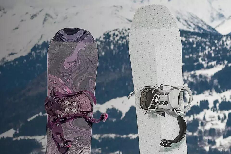 Ein lilanes und ein weißes Freeride Snowboard.