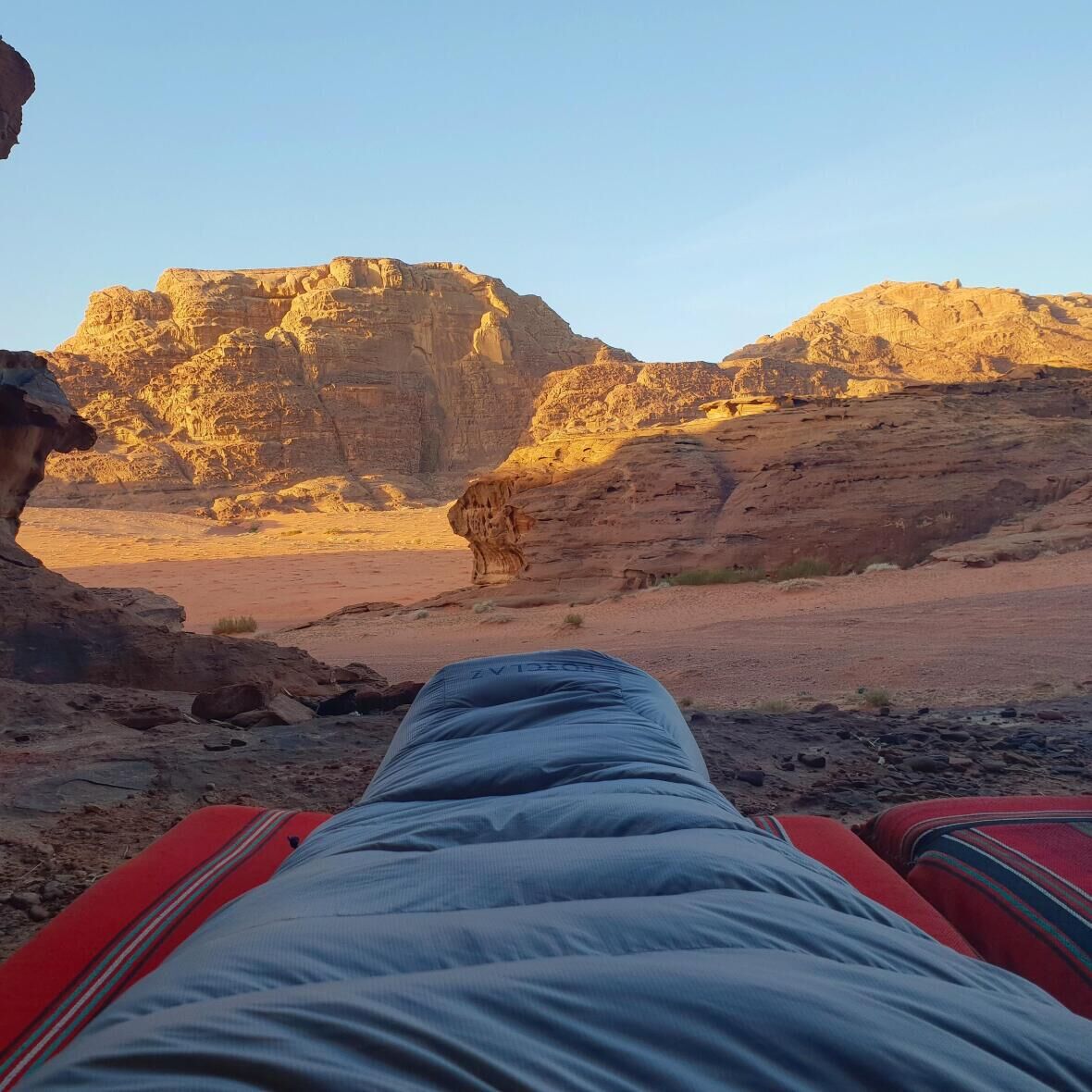 nuit à la belle étoile dans le désert de Wadi Rum