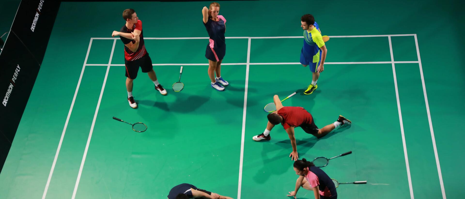 zawodnicy rozgrzewający się na boisku do badmintona