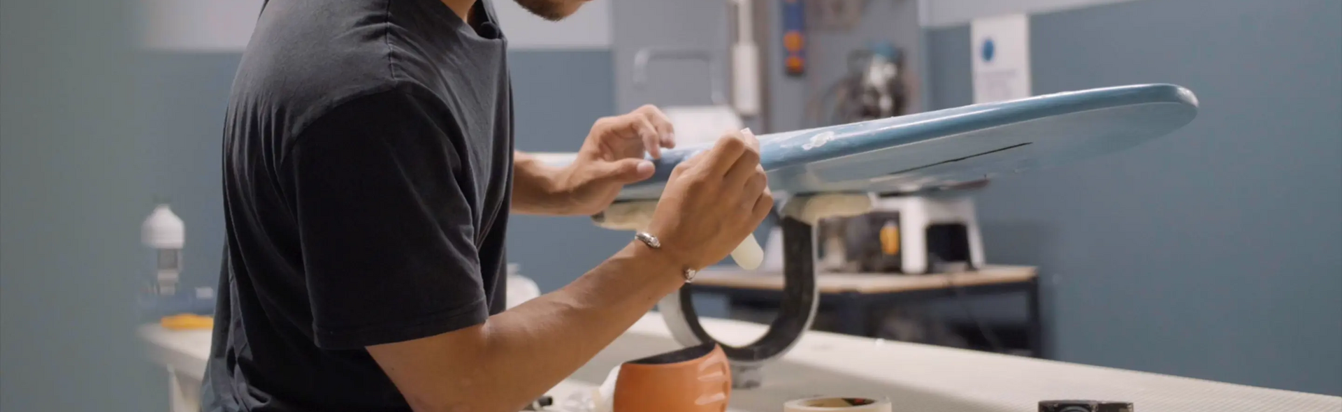 reparar uma prancha de surf em resina