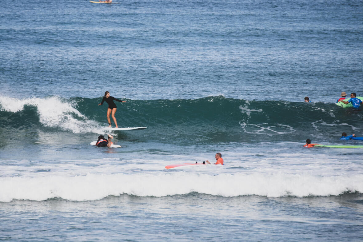 glisse sur la vague avec une planche de surf en mousse noserider