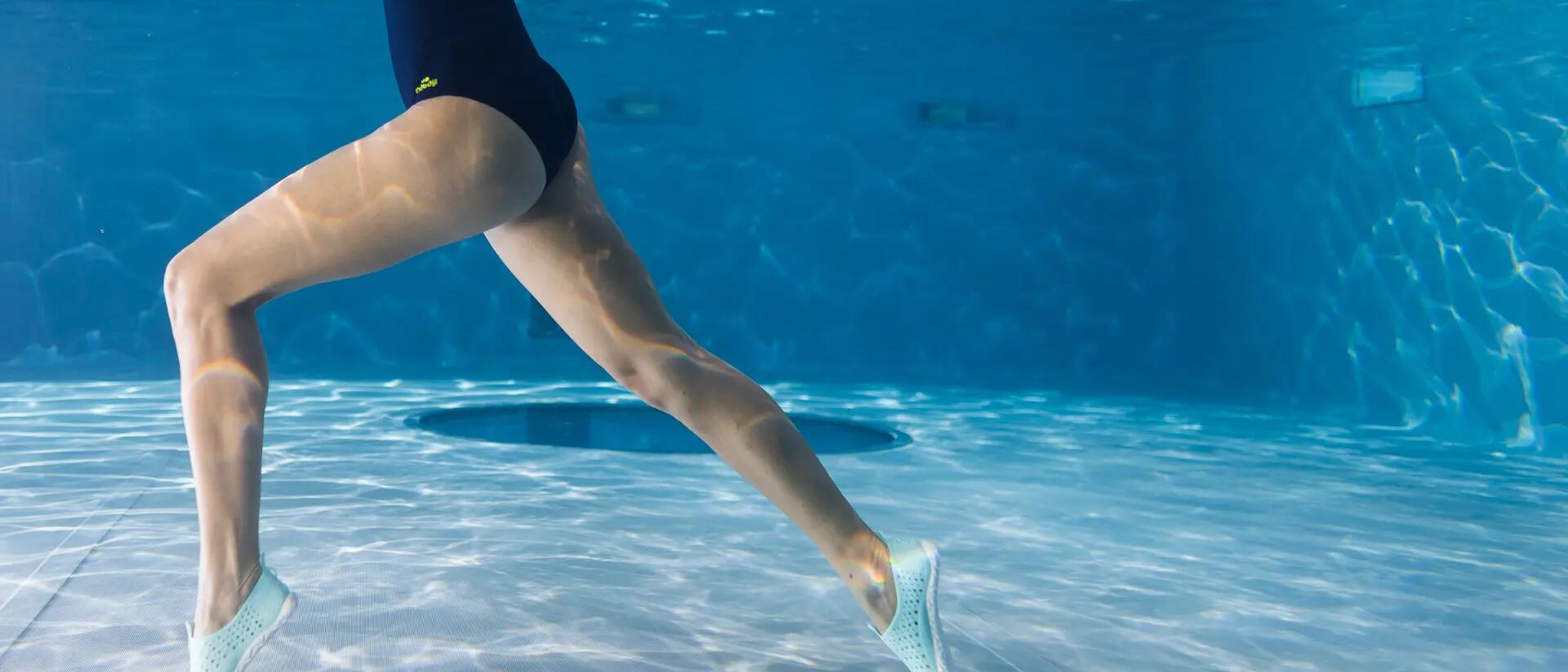 kobieta w stroju kąpielowym uprawiająca aqua fitness