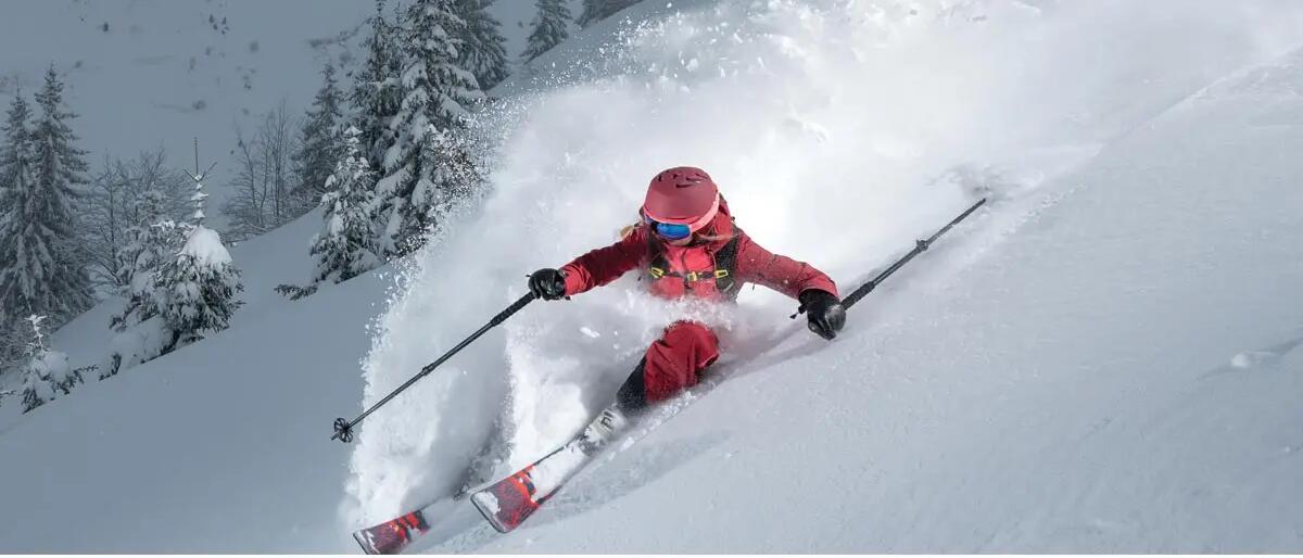 kobieta upadająca podczas jazdy na nartach