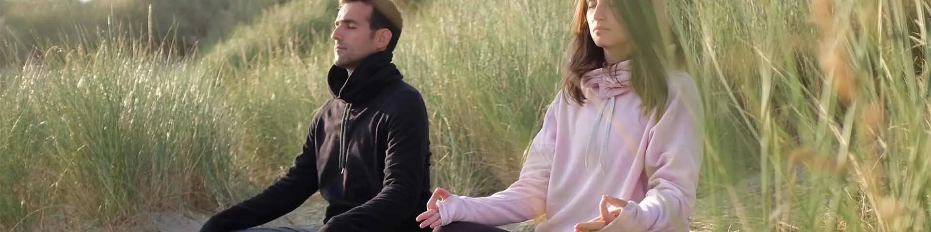 kobieta i mężczyzna podczas medytacji