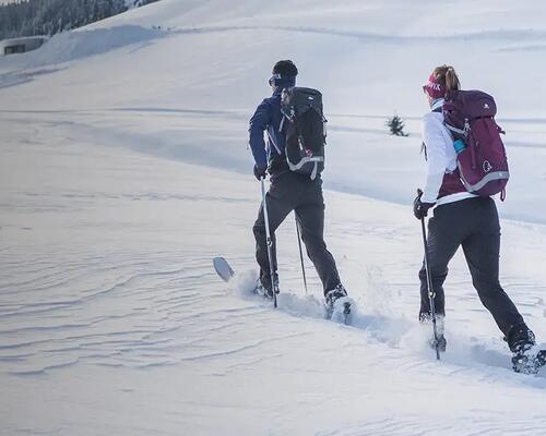 kobieta i mężczyzna w strojach narciarskich na nartach biegowych