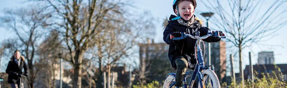 Comment apprendre à son enfant à faire du vélo?