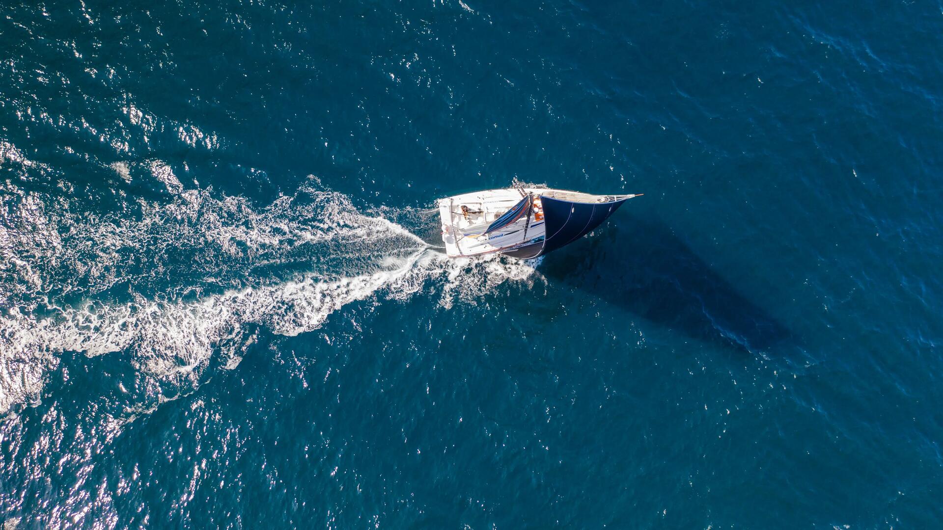 photo d'un voilier vue de dessus en mer