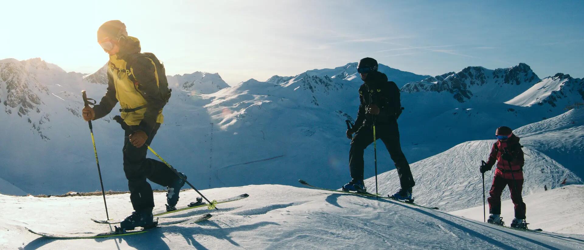 ludzie uprawiający skituring w górach